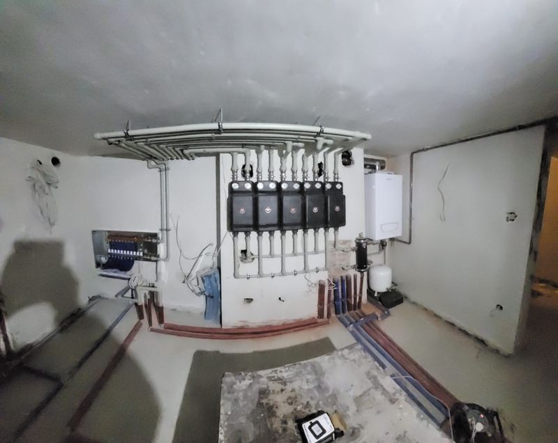 Kotłownia z rozprowadzeniem instalacji centralnego ogrzewania i gazowym kotłem wiszącym